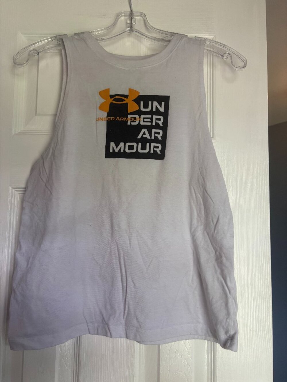 Under Armour Size S White Sleeveless Tank Top Under Armour on Front